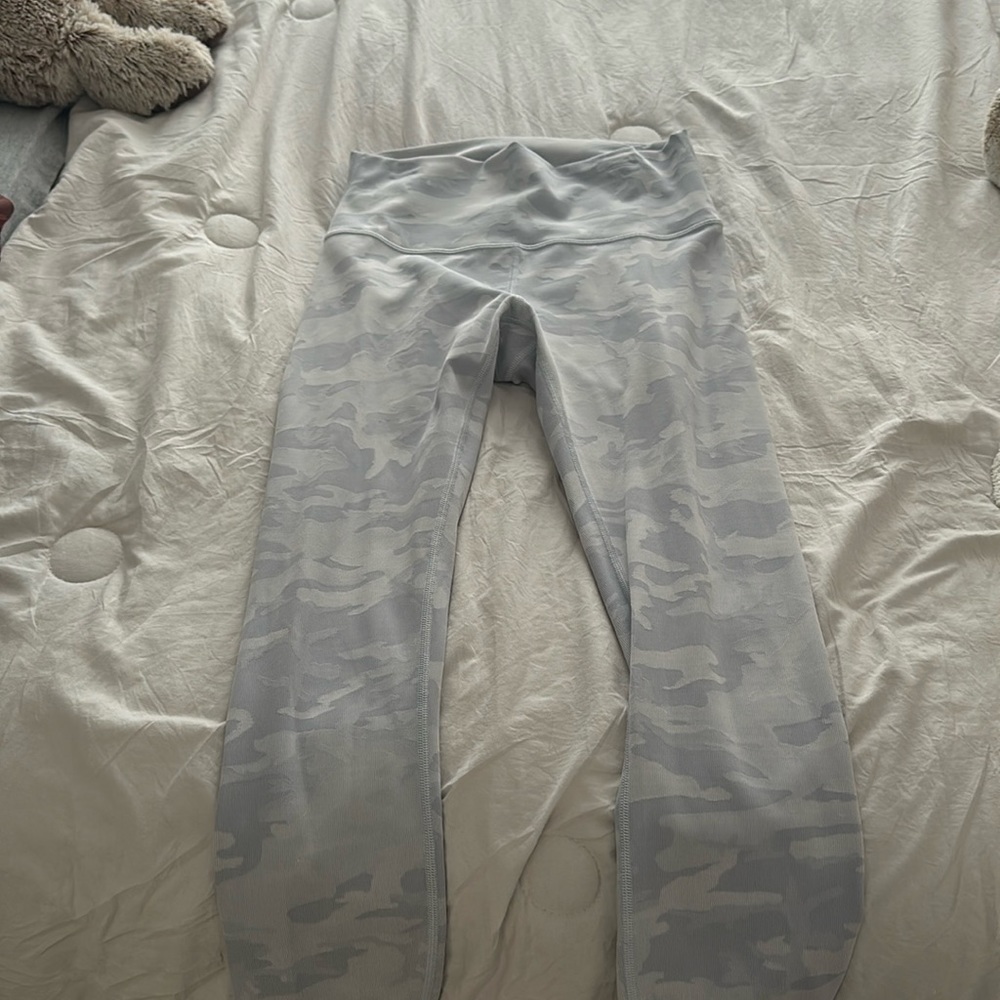 Lulu lemon white camo winder under pants size 6